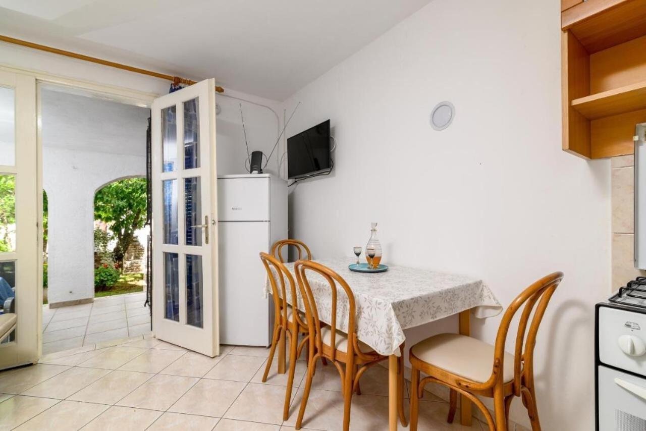 Apartments Katrina Rakalj Екстериор снимка