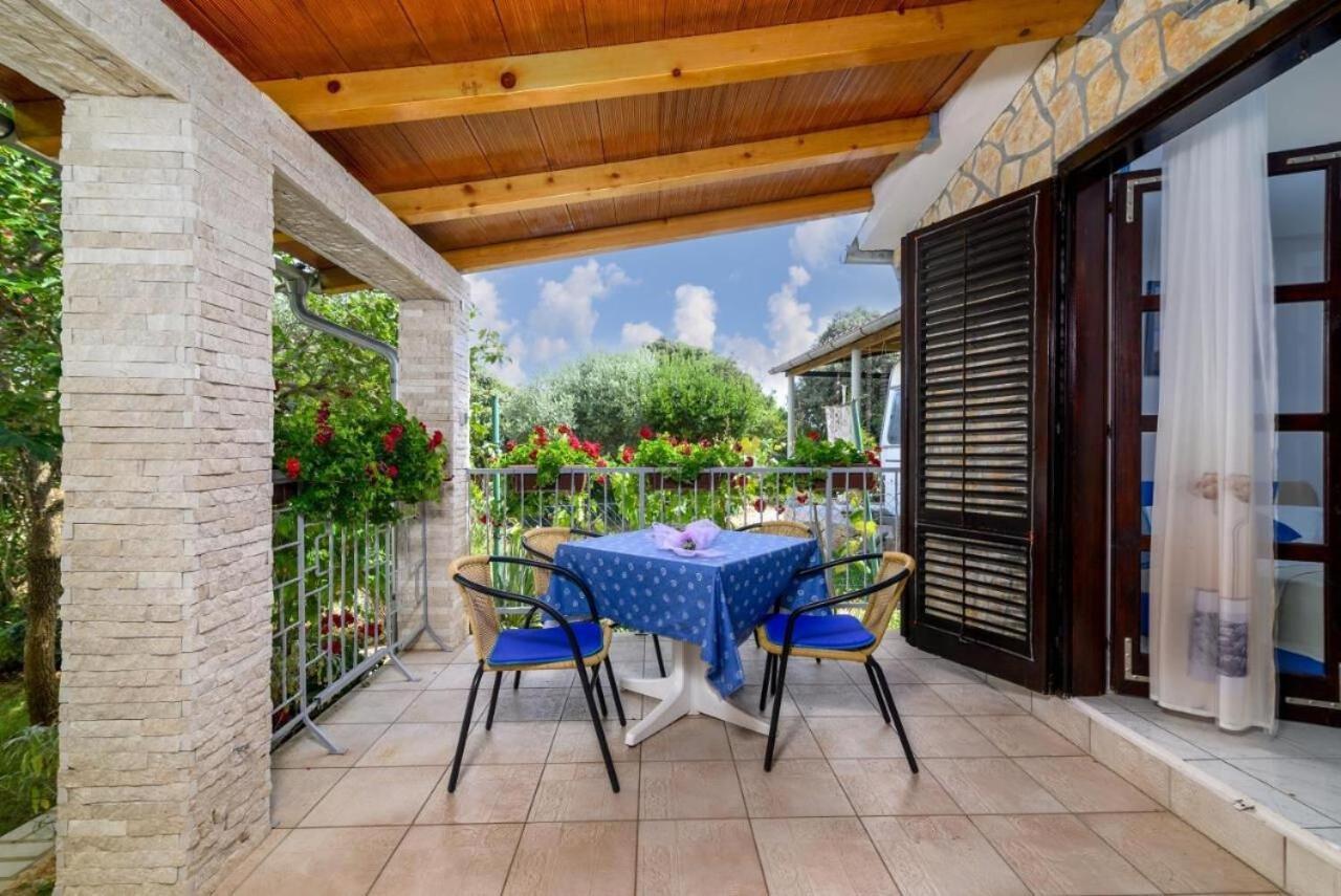 Apartments Katrina Rakalj Екстериор снимка