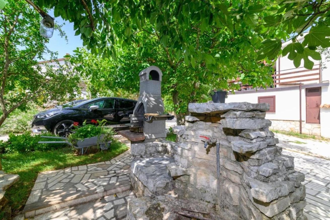 Apartments Katrina Rakalj Екстериор снимка
